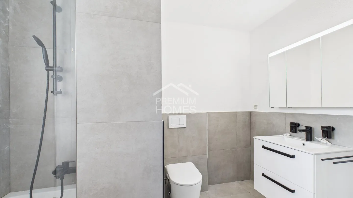 Charming Renovated Apartment - Photo 7 of 11