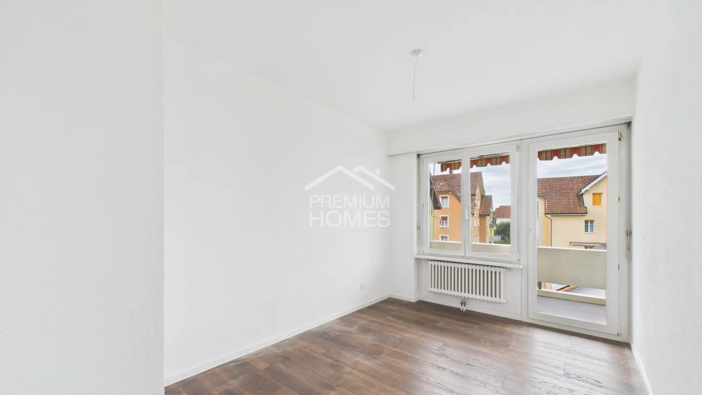 Charming Renovated Apartment - Photo 8 of 11