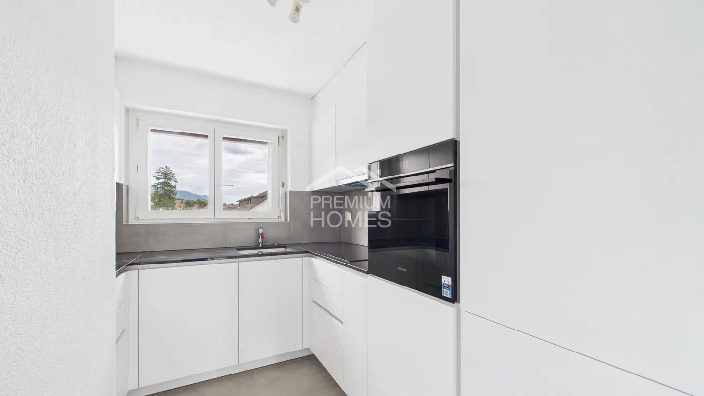 Charming Renovated Apartment - Photo 5 of 11