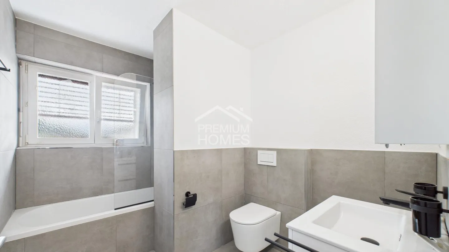 Charming Renovated Apartment - Photo 6 of 11