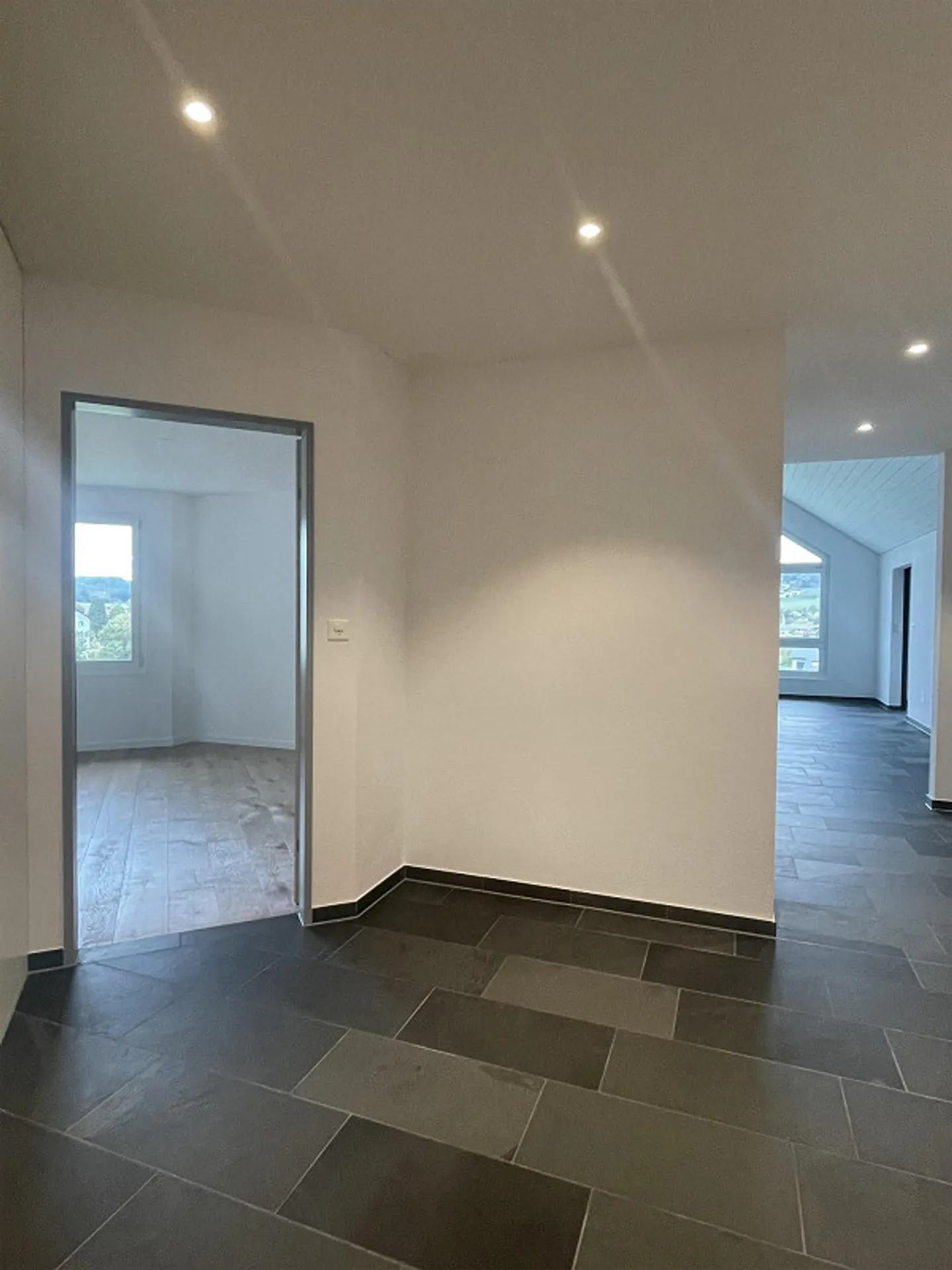 Appartamento attico di 4 1/2 stanze, situato in posizione centrale, con vista splendida - Foto 1 di 10