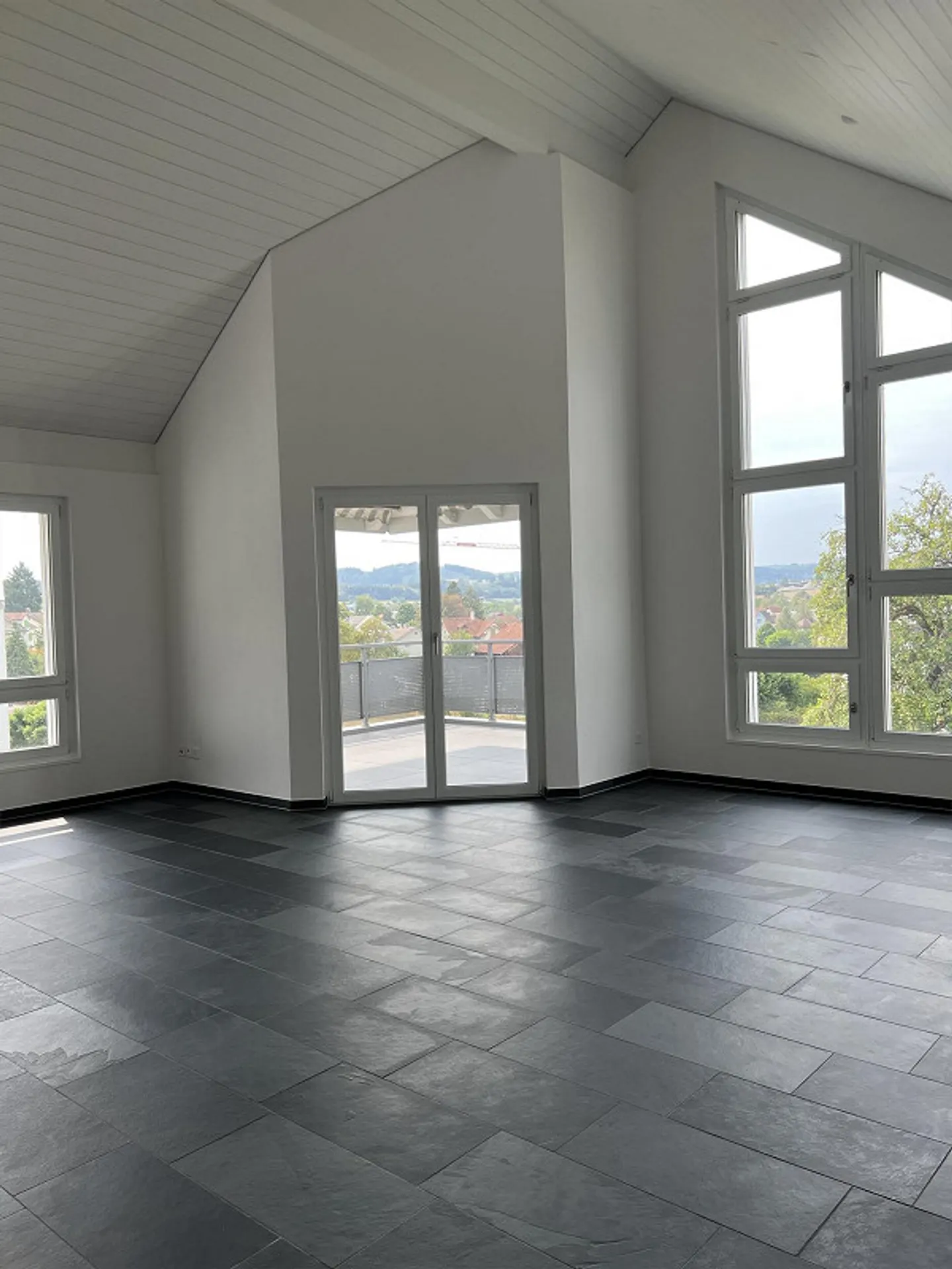 Appartamento attico di 4 1/2 stanze, situato in posizione centrale, con vista splendida - Foto 2 di 10