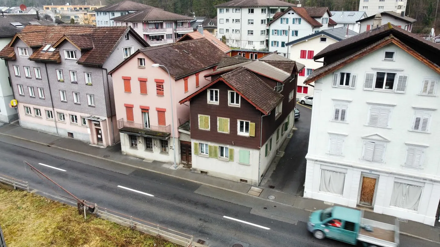 Vielseitiges Mehrfamilienhaus - Foto 2 von 5