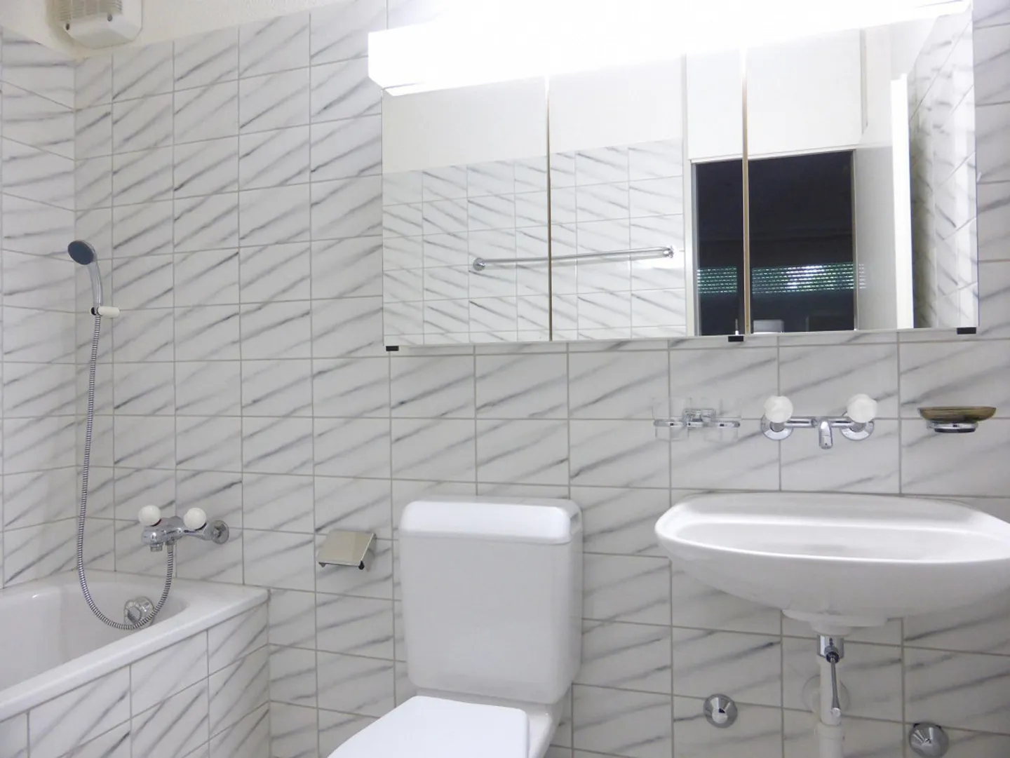 Appartement moderne de 3,5 pièces au rez-de-chaussée - Photo 1 sur 8