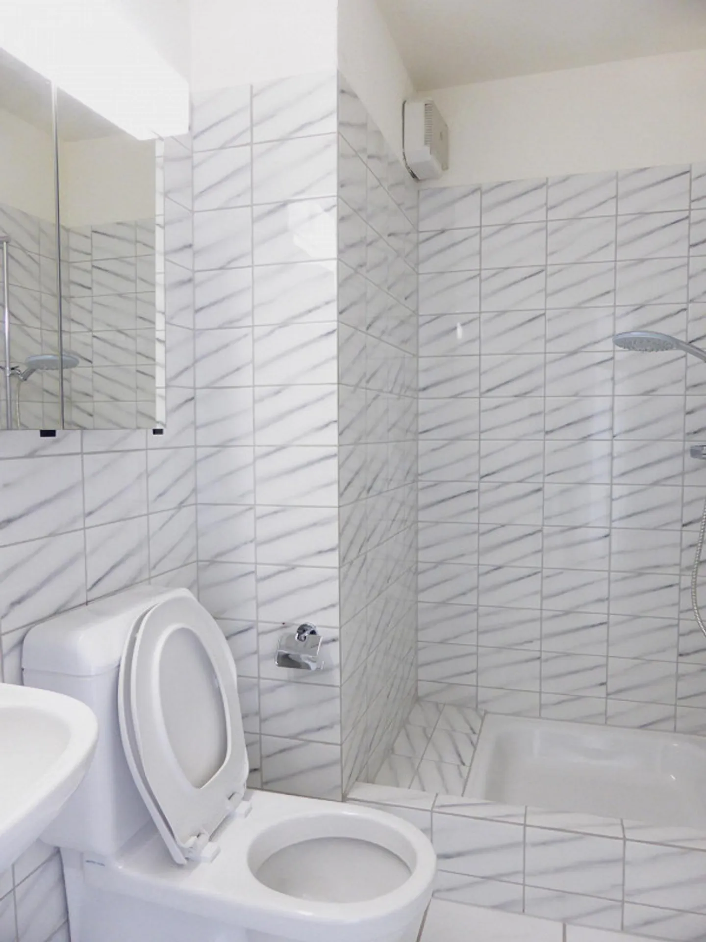 Appartement moderne de 3,5 pièces au rez-de-chaussée - Photo 2 sur 8