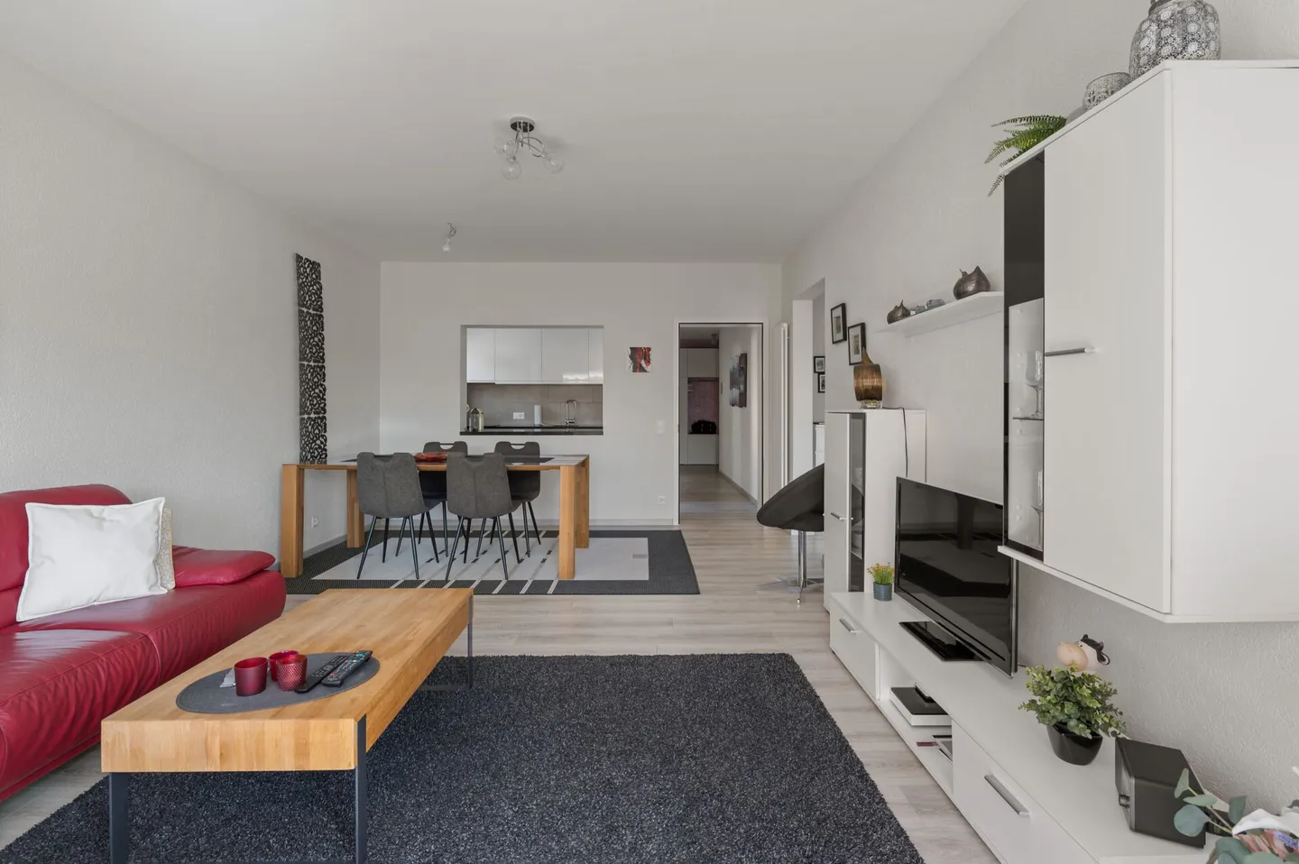 In the heart of Ascona, elegant and furnished 3.5 rooms with pool - Photo 2 of 15