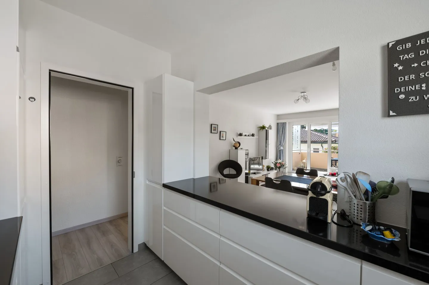 In the heart of Ascona, elegant and furnished 3.5 rooms with pool - Photo 7 of 15