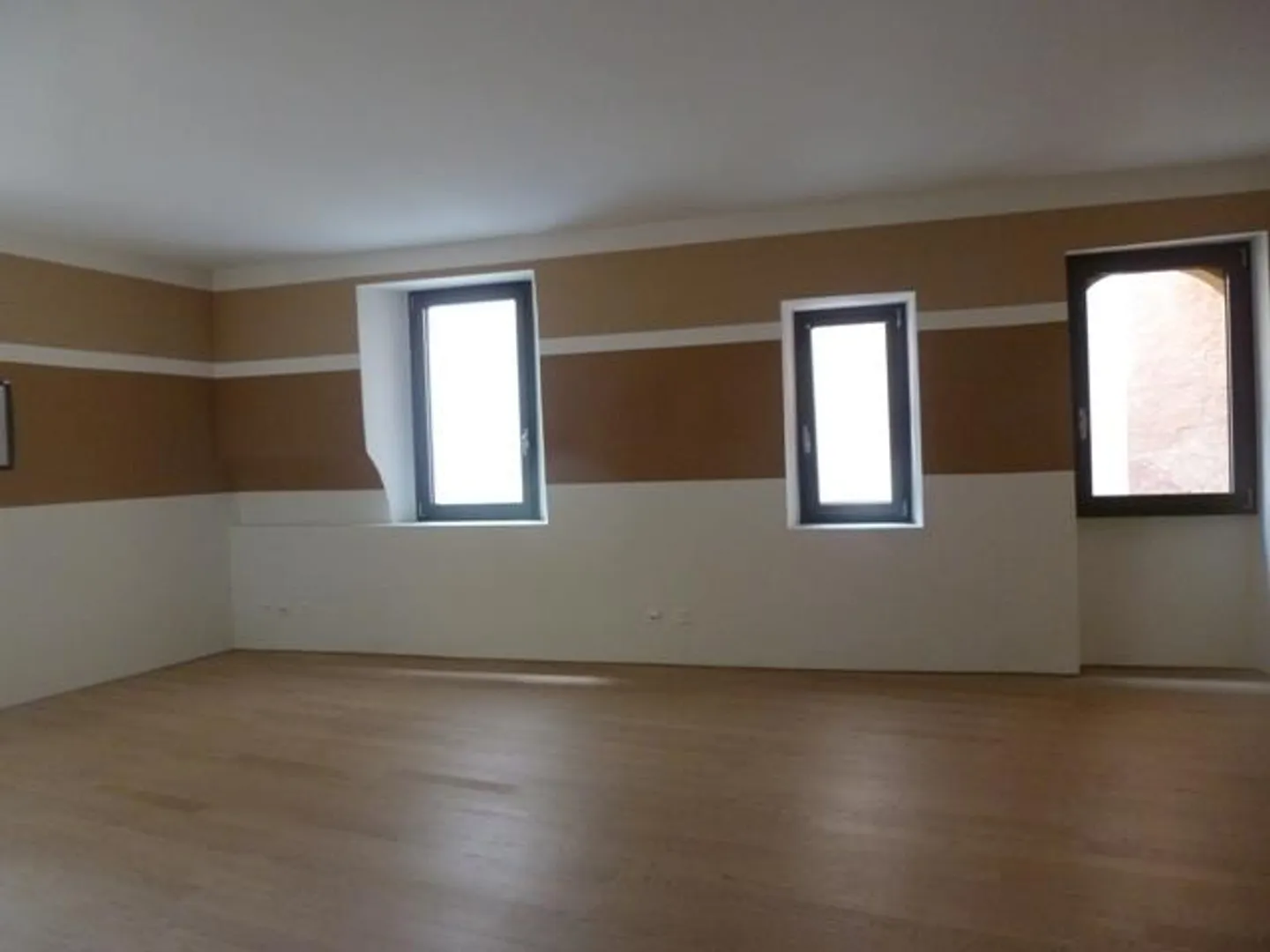 BEL APPARTEMENT DANS UN IMMEUBLE D'ÉPOQUE - Photo 5 sur 13