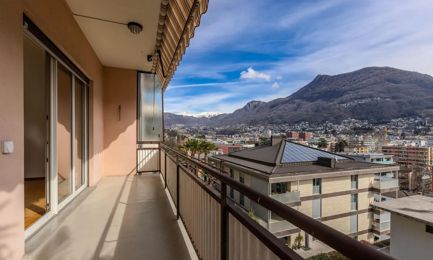 SPACIOUS 4.5 ROOMS WITH OPEN VIEW IN THE CENTER OF LUGANO - Photo 4 of 11