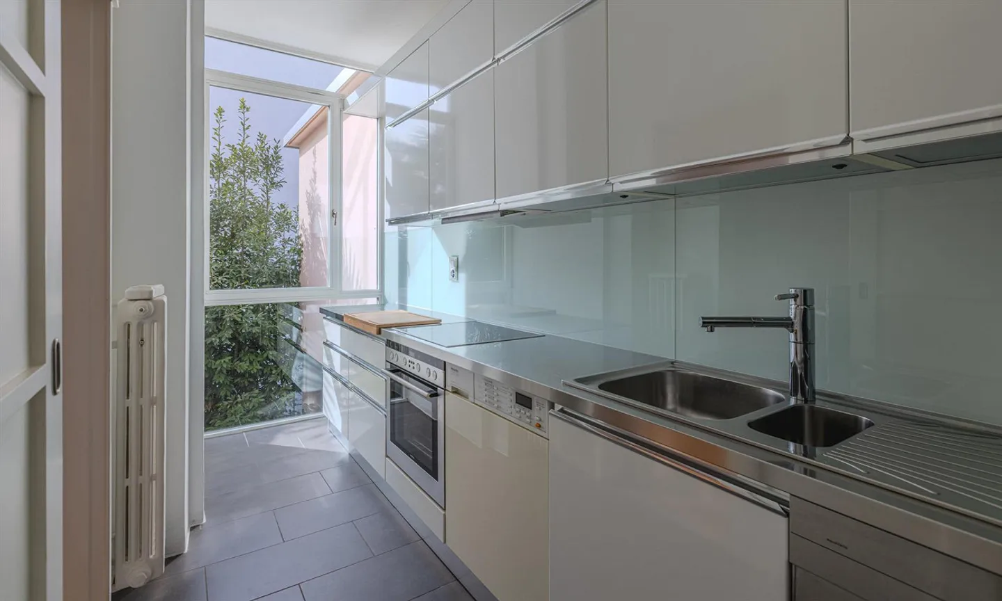SPACIOUS 4.5 ROOMS WITH OPEN VIEW IN THE CENTER OF LUGANO - Photo 6 of 11