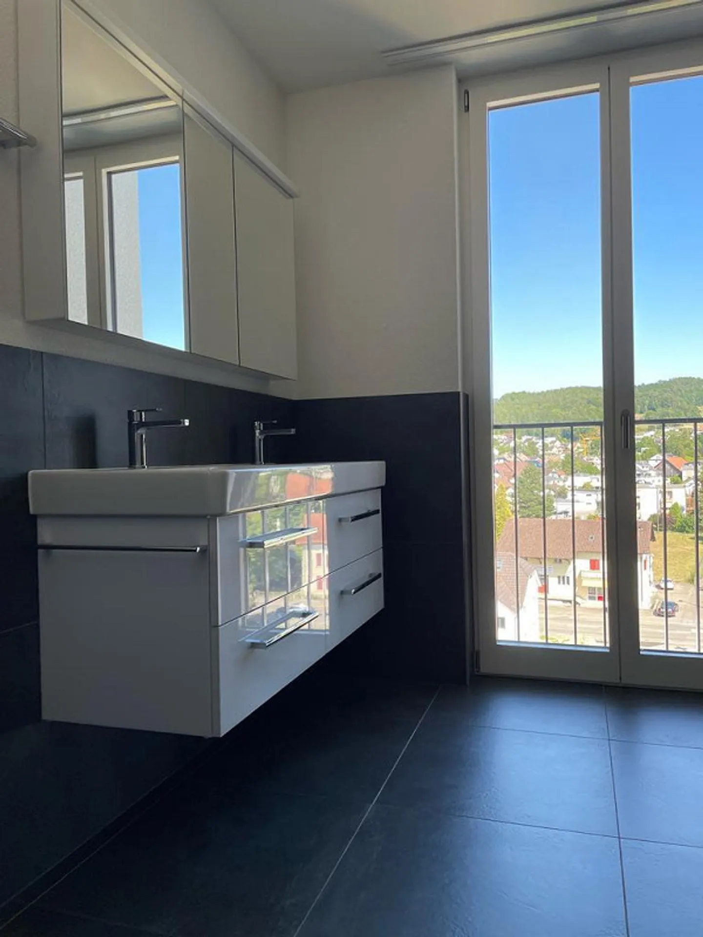WOHNUNG MIT FANTASTISCHER AUSSICHT UND BALKON - Photo 5 sur 12
