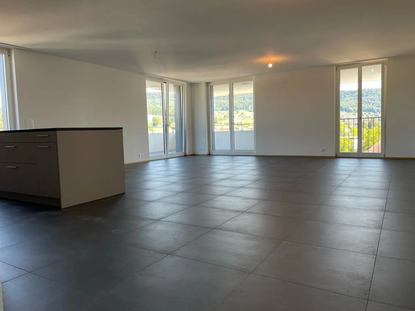 WOHNUNG MIT FANTASTISCHER AUSSICHT UND BALKON - Photo 3 sur 12