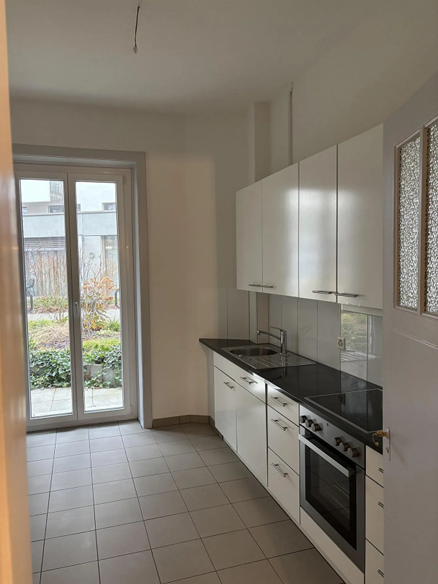 Appartamento in stile Liberty con area salotto nel giardino - Foto 9 di 14