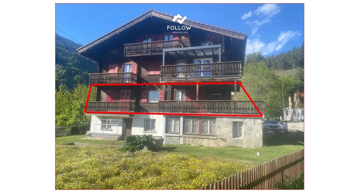 Grand appartement de 4,5 pièces partiellement rénové et adapté aux familles avec balcon et part de jardin dans le centre du village de Fiesch - Photo 1 sur 12