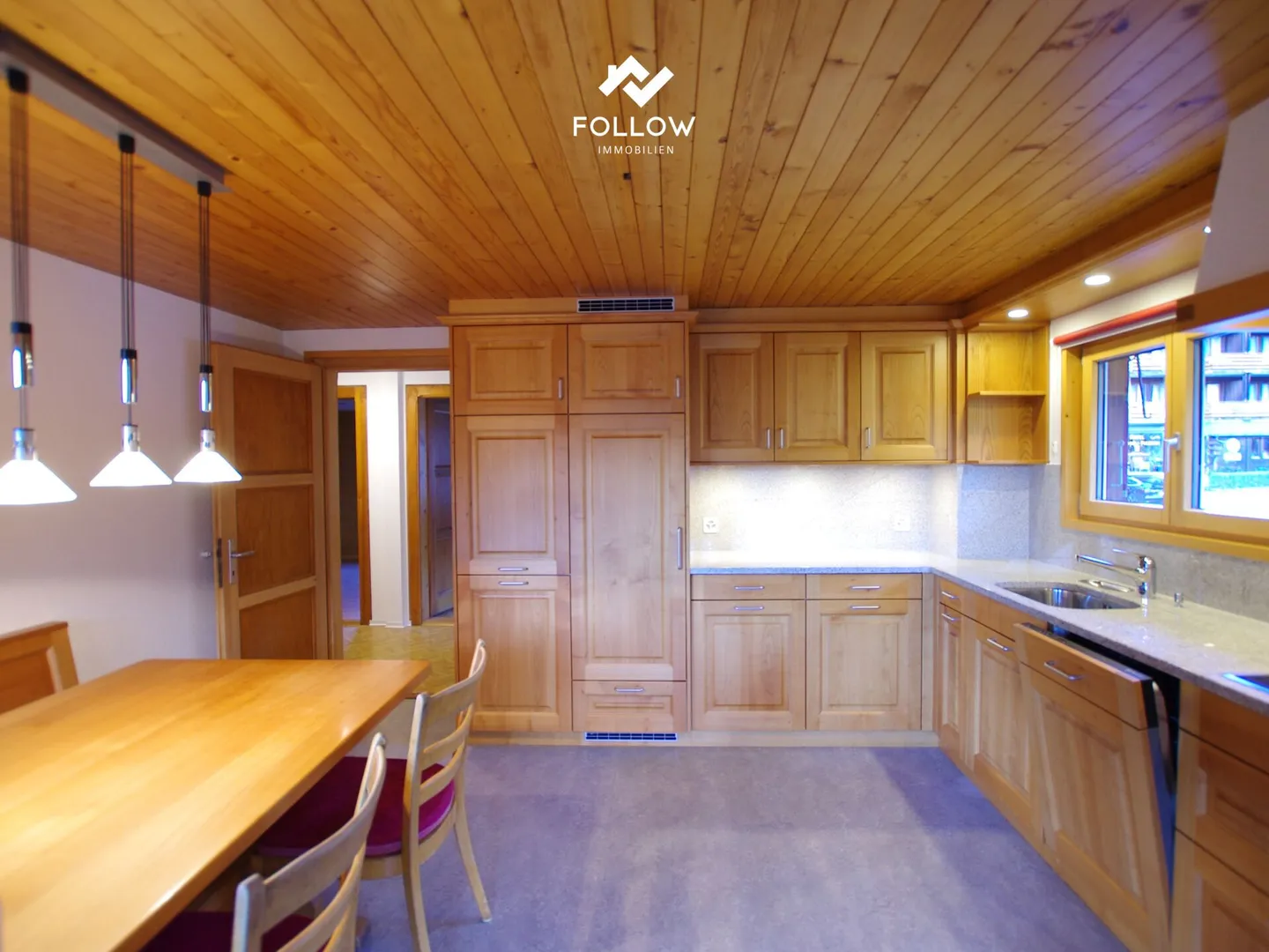 Grand appartement de 4,5 pièces partiellement rénové et adapté aux familles avec balcon et part de jardin dans le centre du village de Fiesch - Photo 4 sur 12