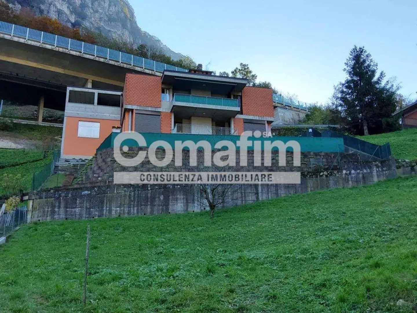 À Capolago, nous vendons une maison avec "Praticité et espace" - Photo 2 sur 13