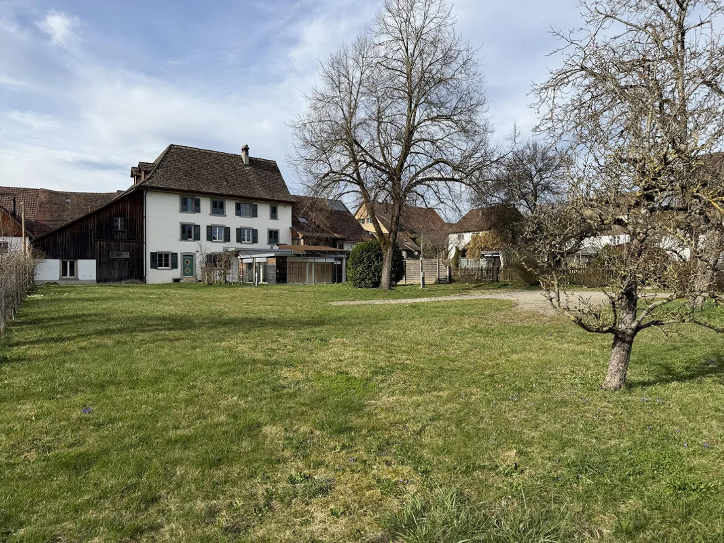 Grosszügiges Haus mit Scheune und Land - Foto 2 von 20