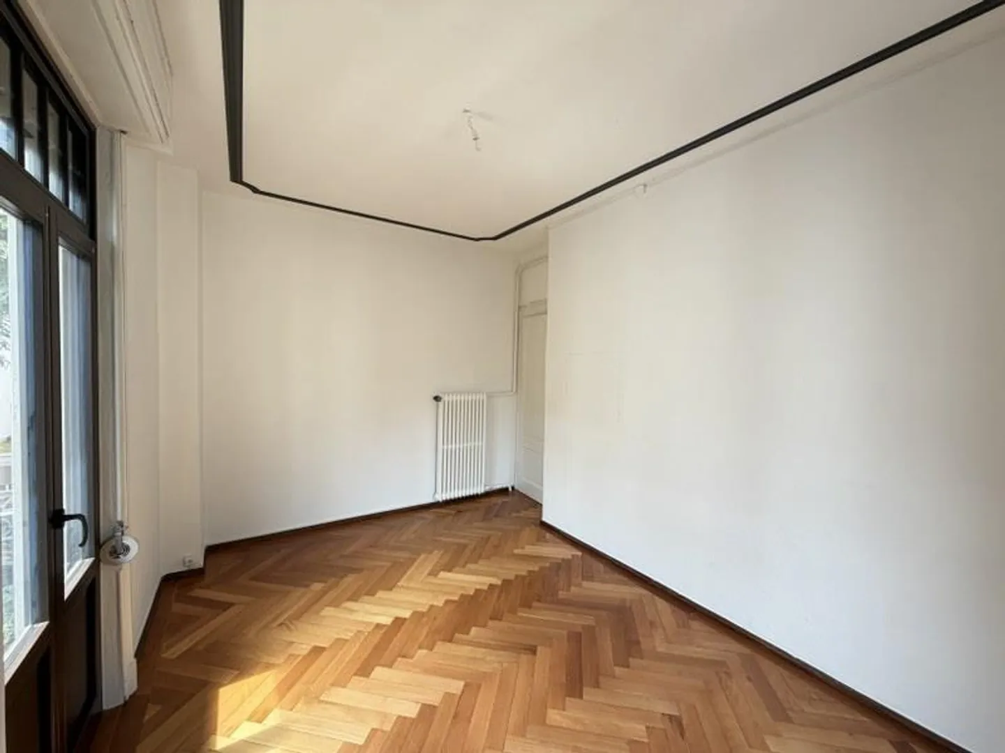 BÜRO MIT 6,5 RÄUMEN IN EINER ELEGANTEN VILLA AUS DER EPOCHE, IM STADTZENTRUM - Foto 2 von 11