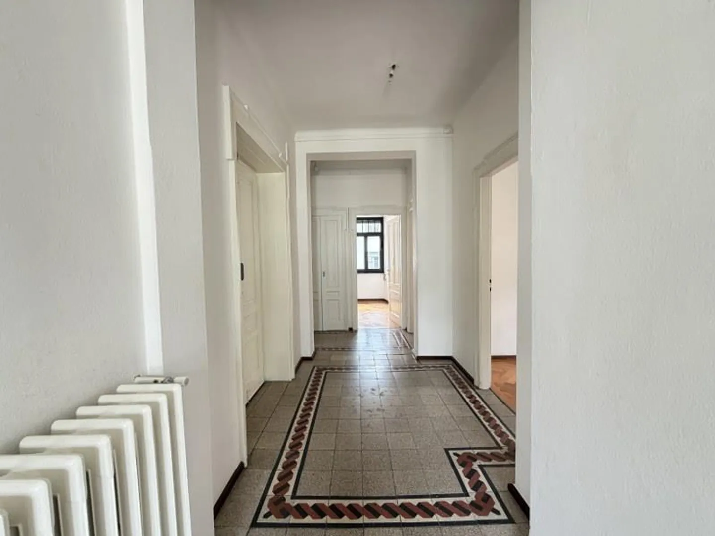 BÜRO MIT 6,5 RÄUMEN IN EINER ELEGANTEN VILLA AUS DER EPOCHE, IM STADTZENTRUM - Foto 8 von 11