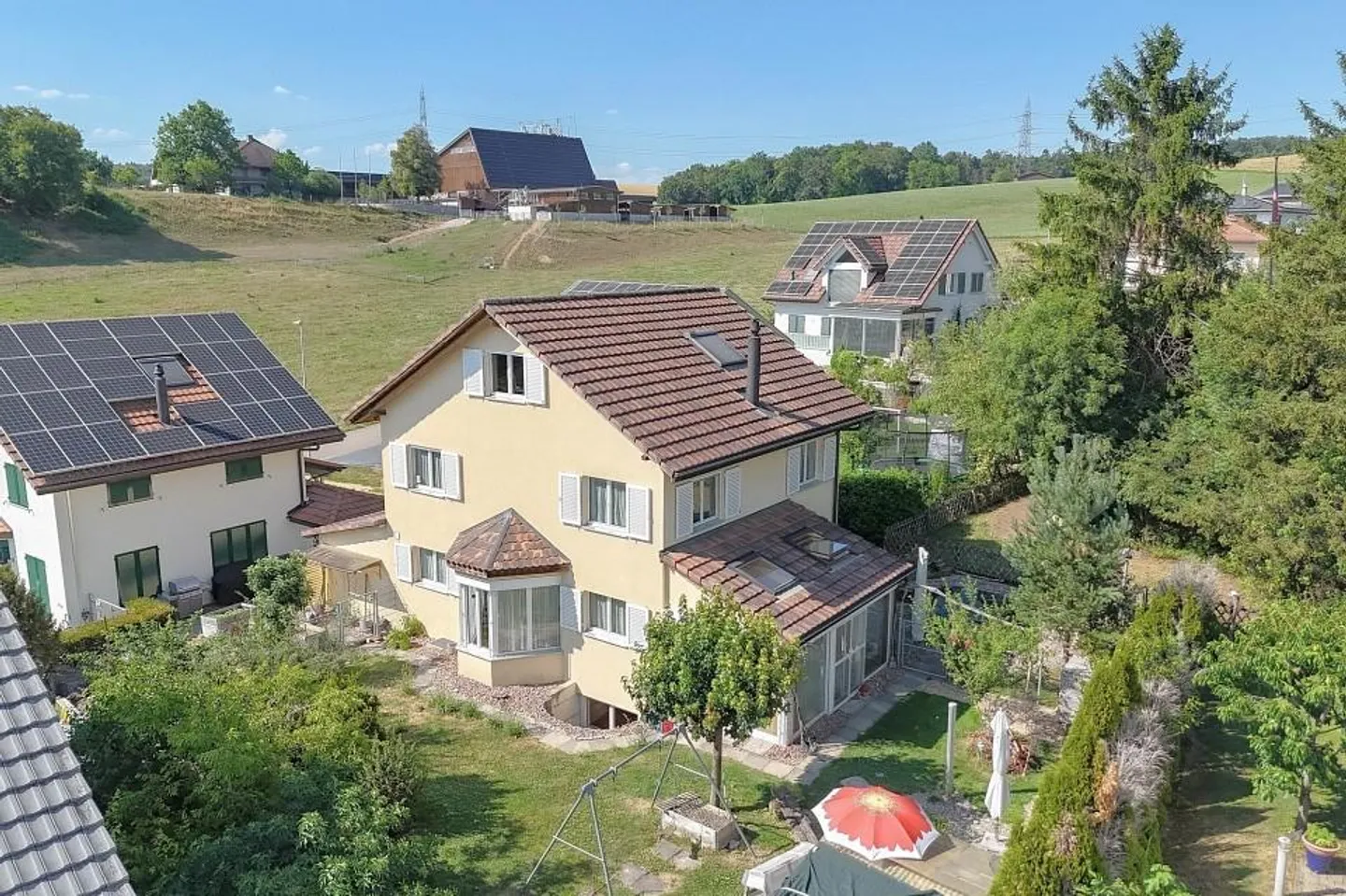 Geräumiges Familienhaus mit Garten - Foto 1 von 13