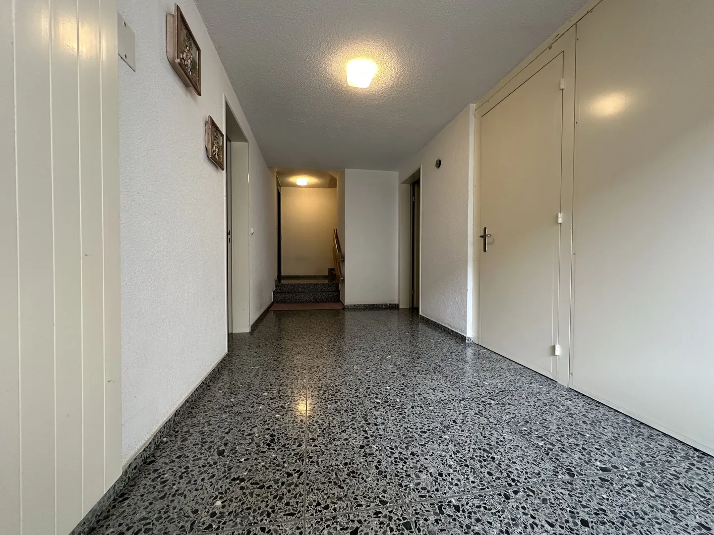 Casa plurifamiliare con 4 appartamenti e complesso di garage con 4 garage - Foto 3 di 16