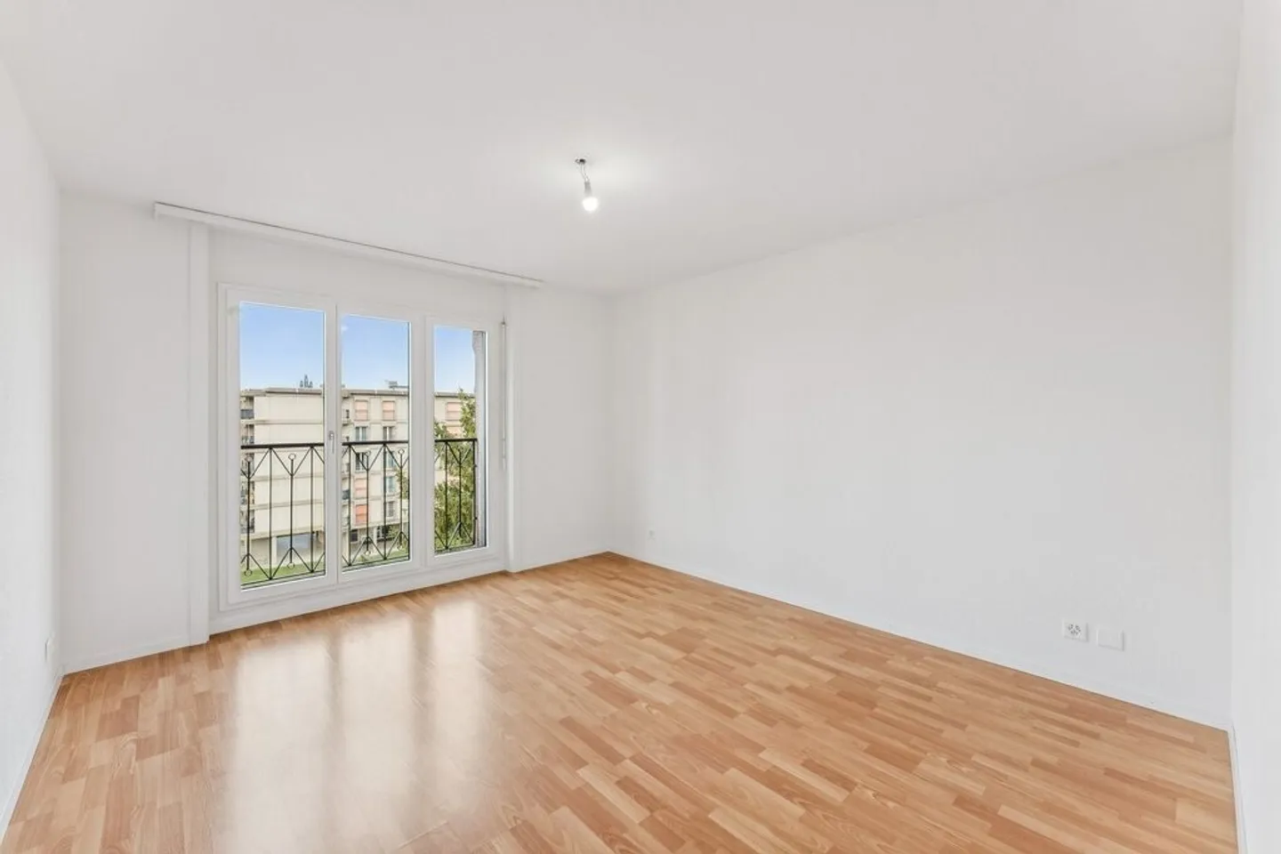 To seize! Superb renovated apartment close to all amenities! - Photo 6 of 11