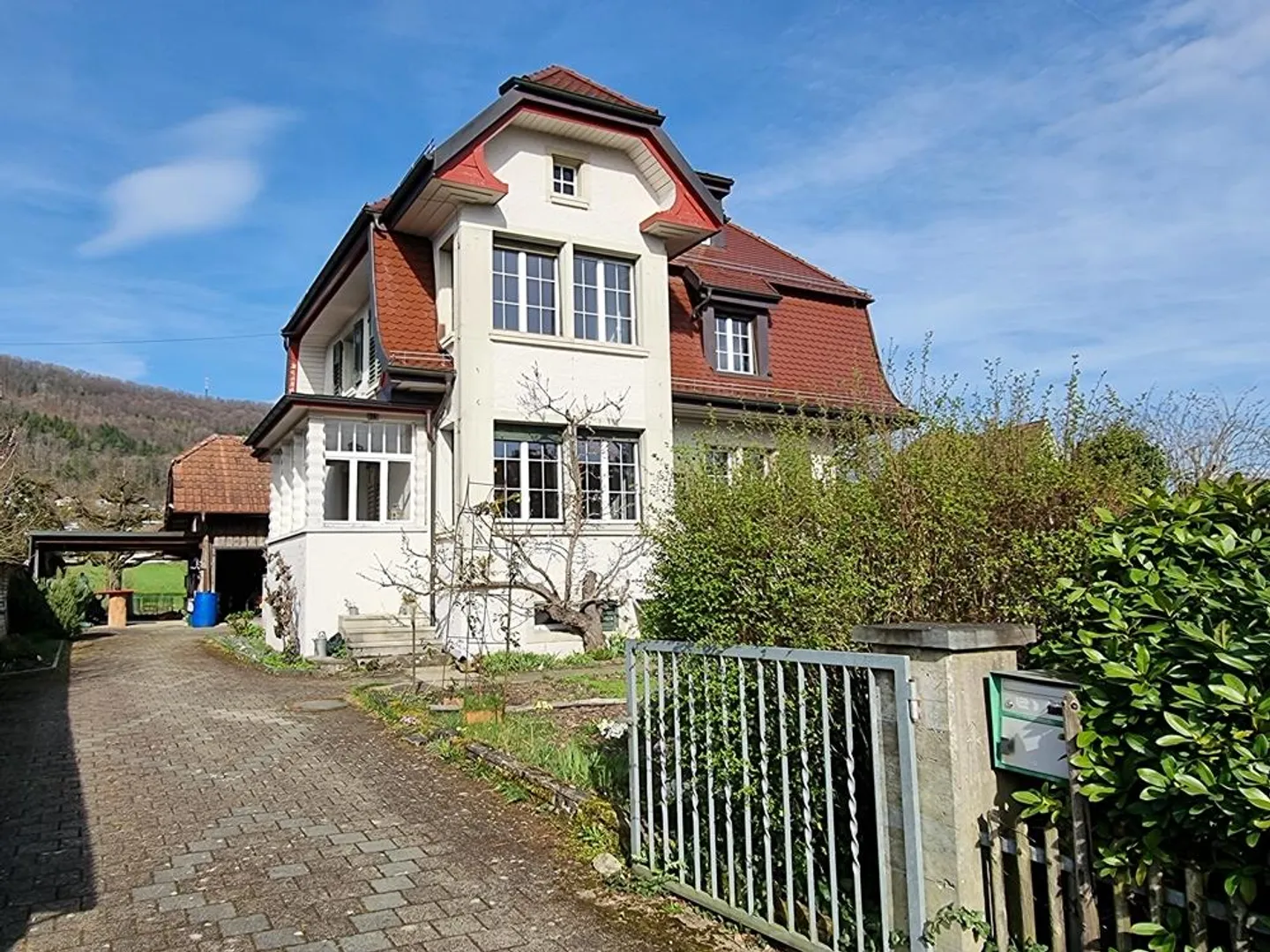 Casa residenziale rappresentativa e protetta con grande giardino idilliaco - Foto 1 di 10