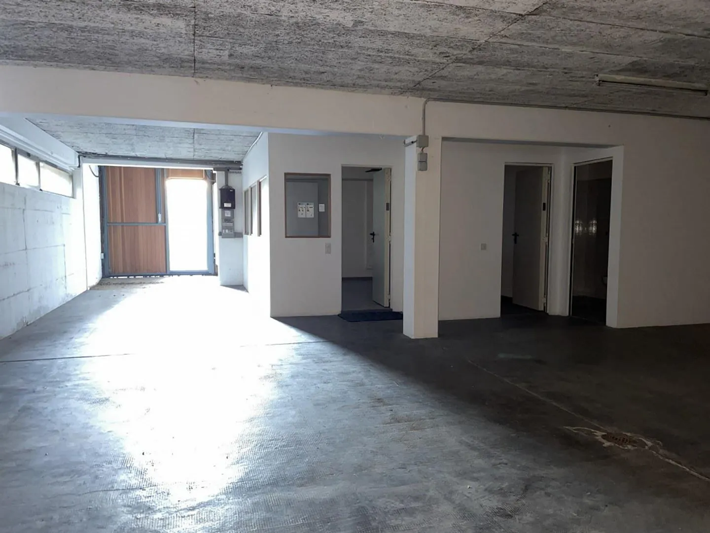 ENTREPÔT / ESPACE COMMERCIAL - Photo 1 sur 4