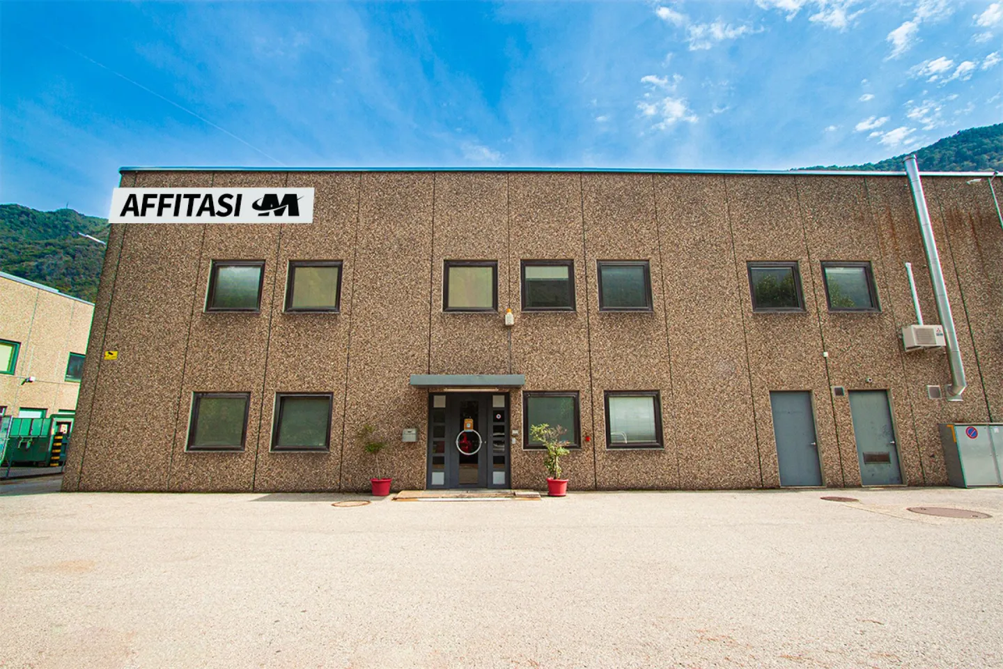 Industrial space with parking - Photo 2 of 7