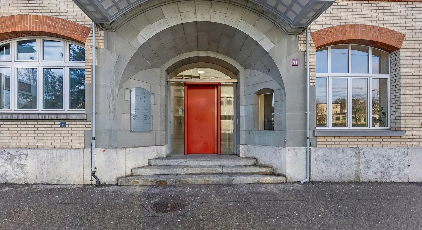 Welcome to Lokstadt: 239 m² Office Space - Photo 2 of 8