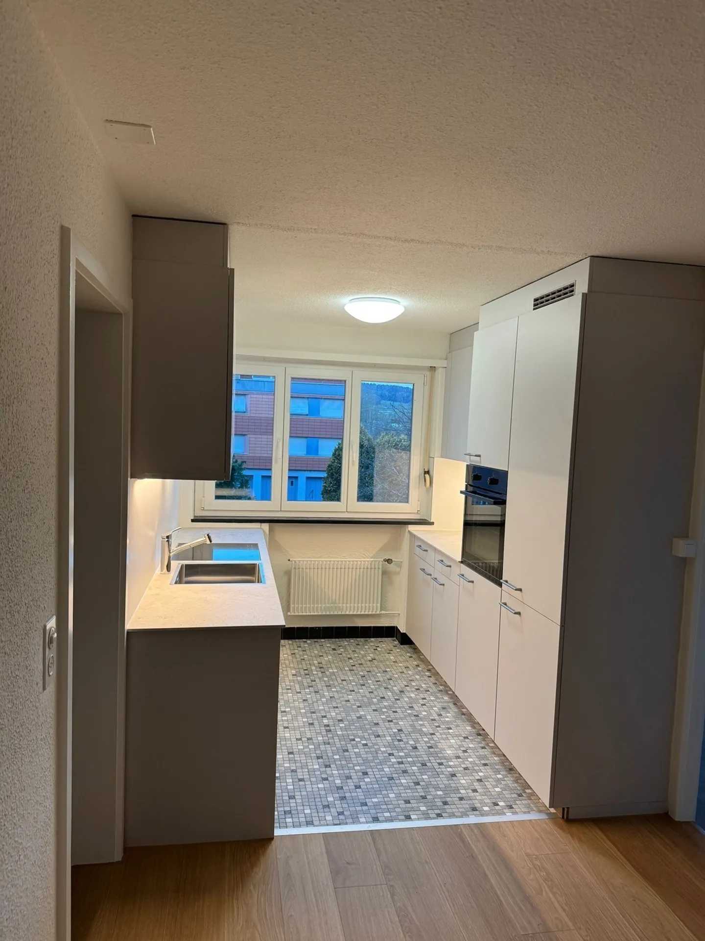 Appartement rénové et spacieux dans un quartier adapté aux enfants avec une nouvelle cuisine ! - Photo 4 sur 12