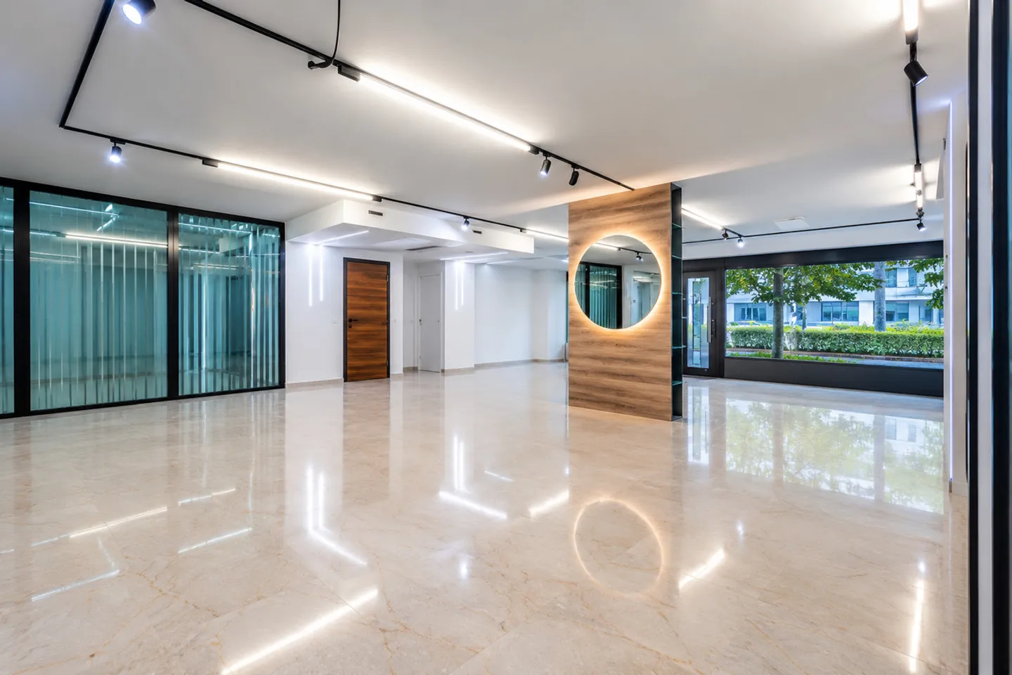 Renovated area of 100 m² – Professional use or residential project - Photo 3 of 8