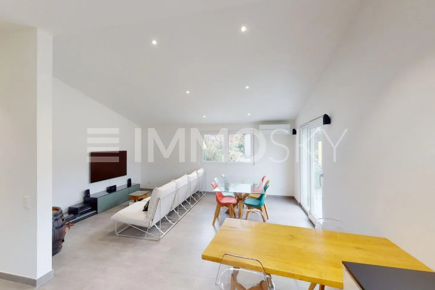 Refined ultra-modern penthouse - Photo 3 of 5