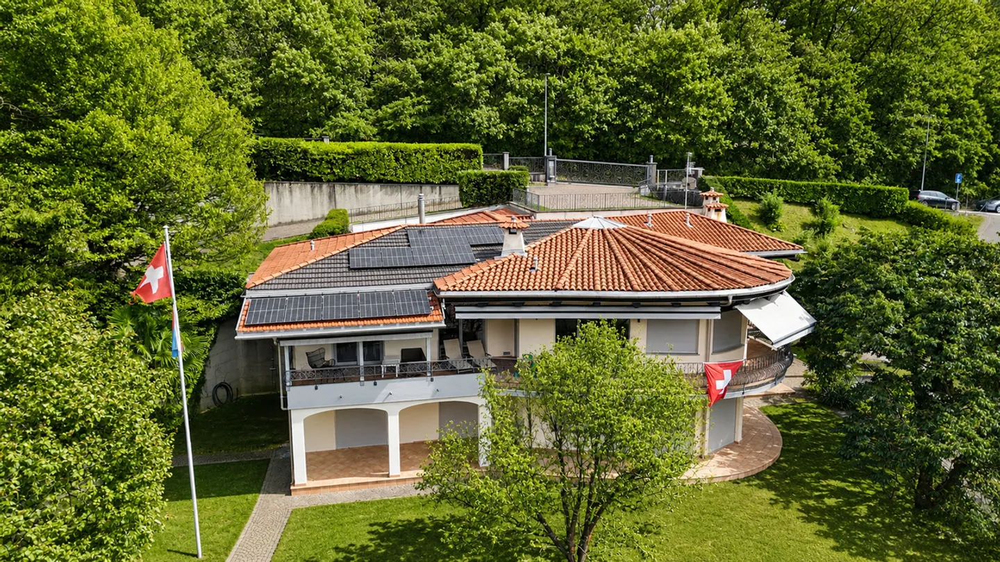 Elegante Villa mit Innenpool und Großem Grundstück in Vezia - Foto 1 von 28