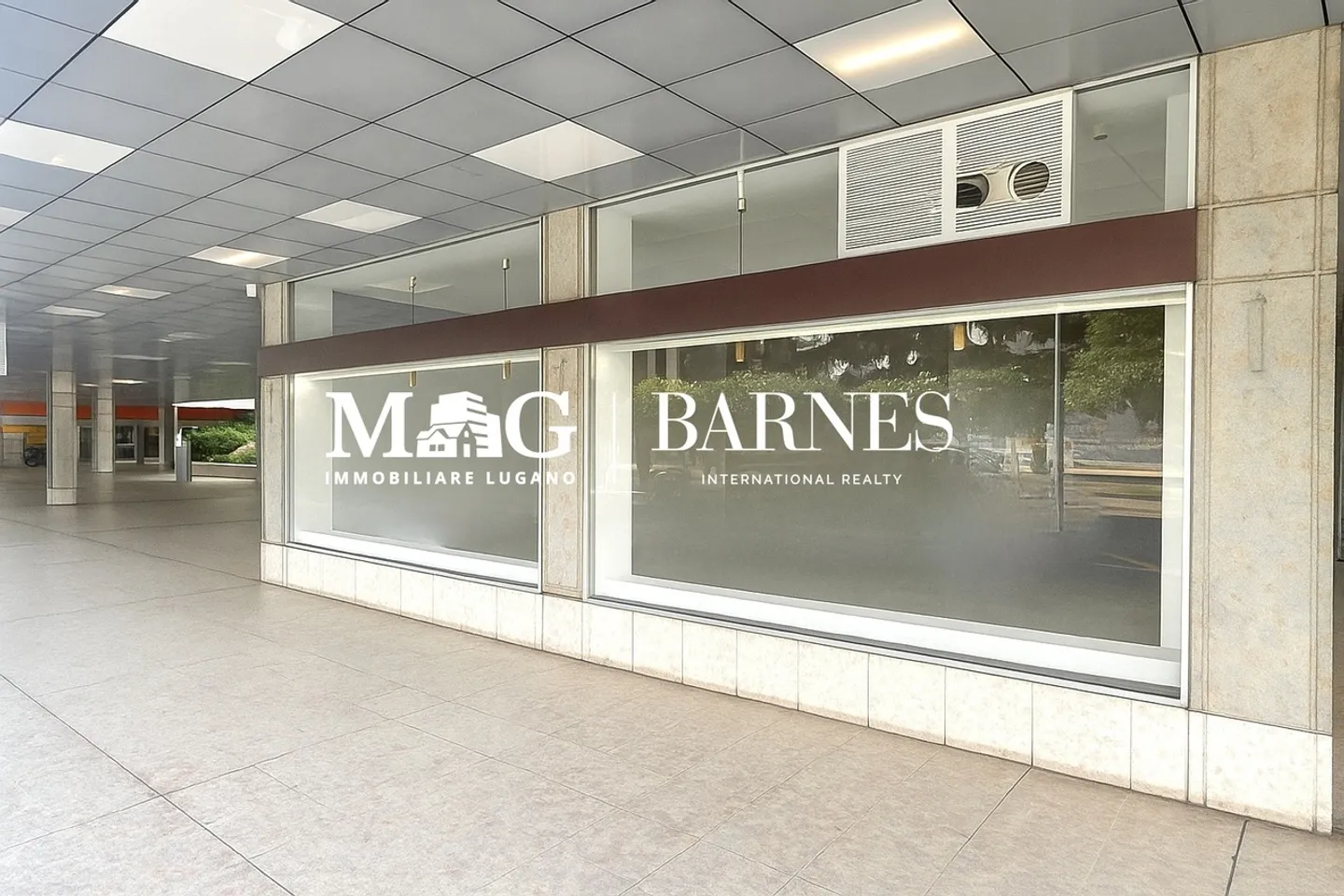 Lugano Centre : Magasin face au lac avec 3 vitrines - à revenu - Photo 2 sur 2