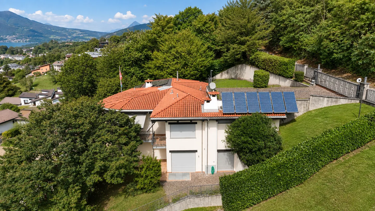 Elegante Villa mit Innenpool und Großem Grundstück in Vezia - Foto 2 von 28