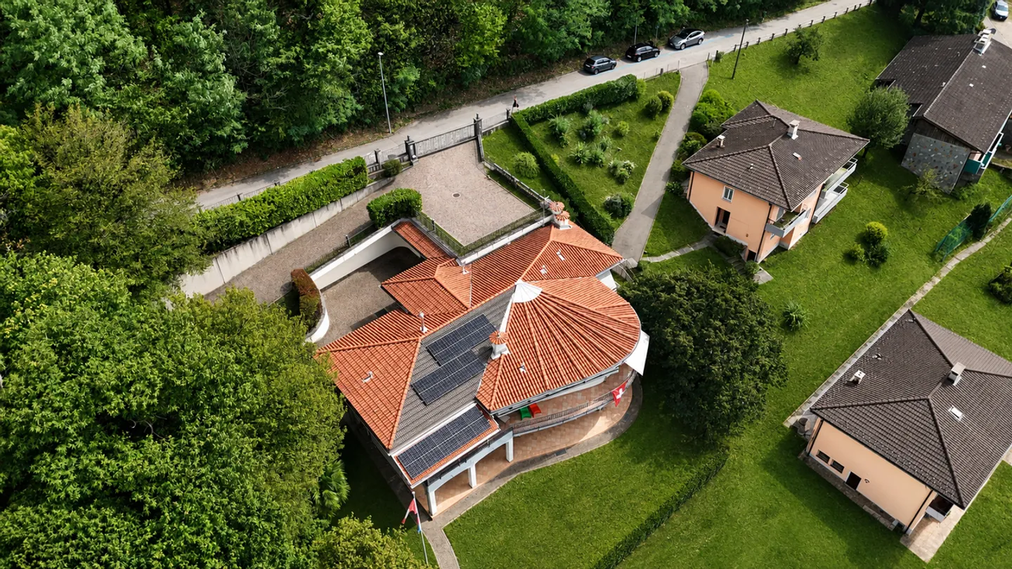 Elegante Villa mit Innenpool und Großem Grundstück in Vezia - Foto 3 von 28