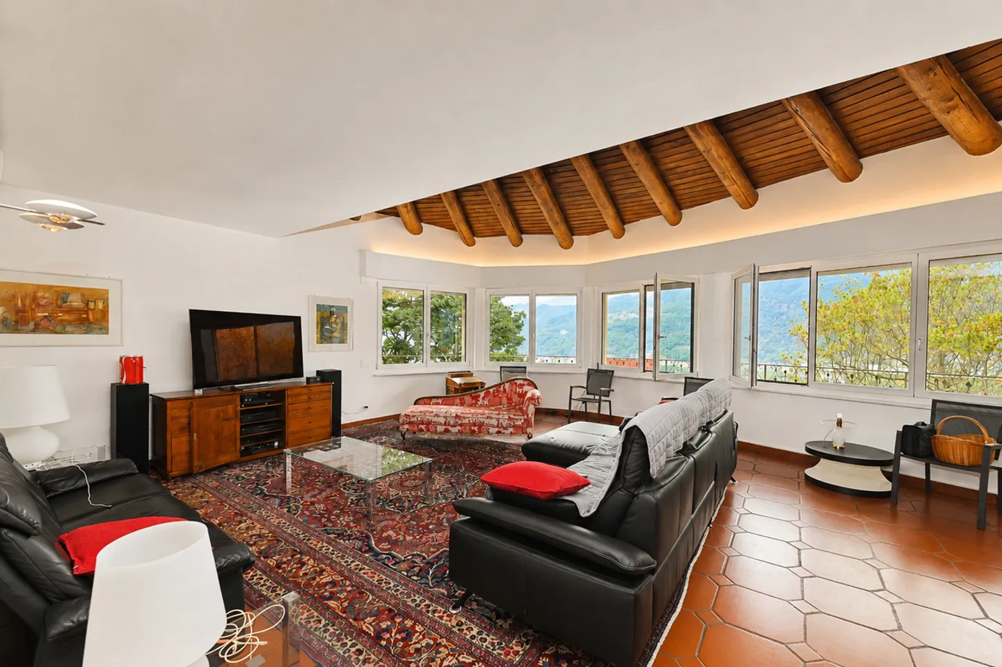 Elegante Villa mit Innenpool und Großem Grundstück in Vezia - Foto 4 von 28