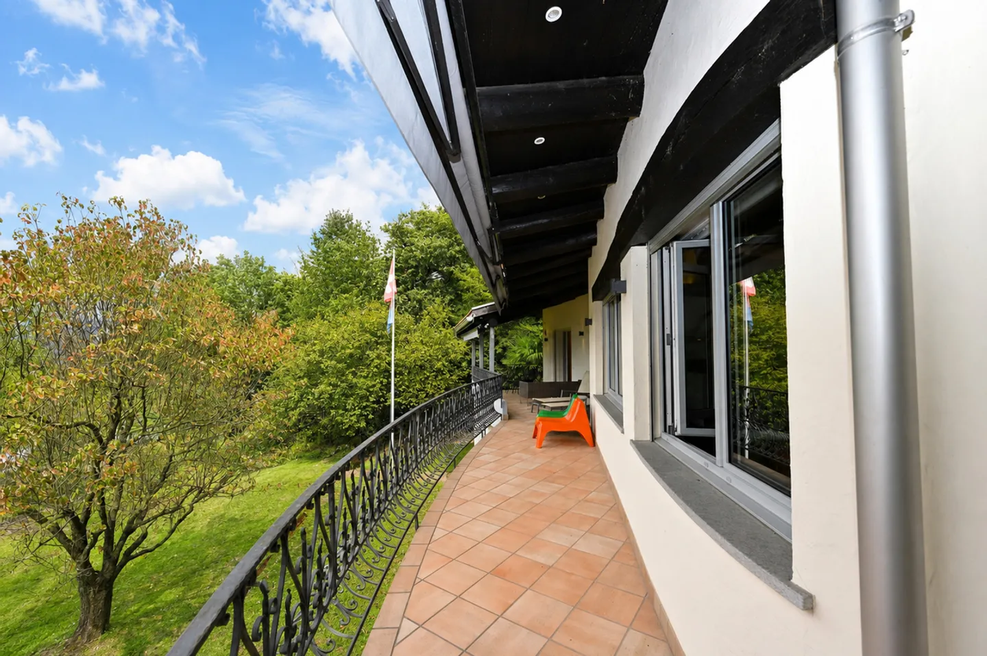 Elegante Villa mit Innenpool und Großem Grundstück in Vezia - Foto 9 von 28
