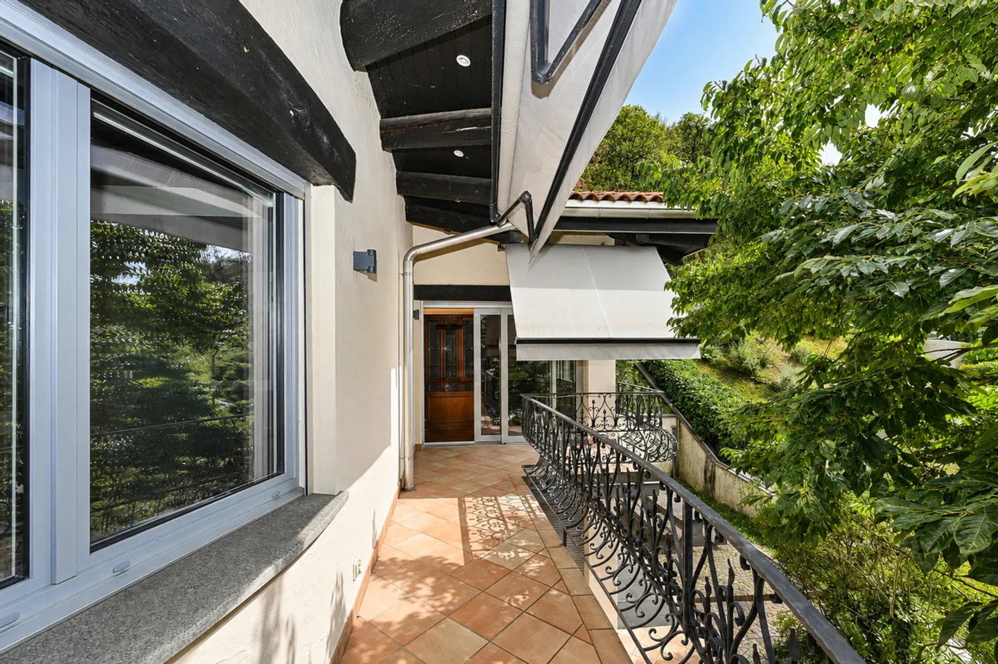 Elegante Villa mit Innenpool und Großem Grundstück in Vezia - Foto 10 von 28