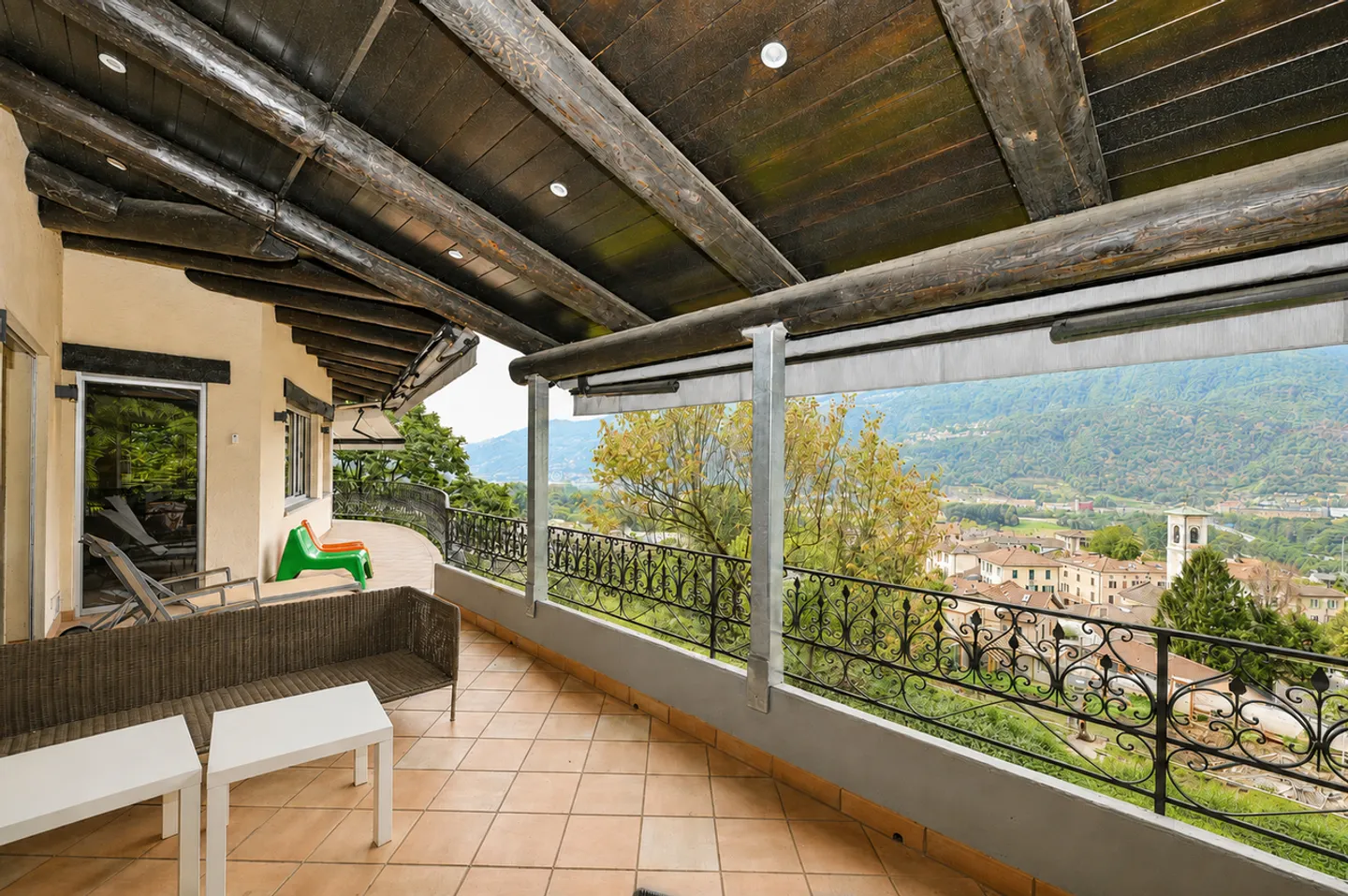 Elegante Villa mit Innenpool und Großem Grundstück in Vezia - Foto 8 von 28