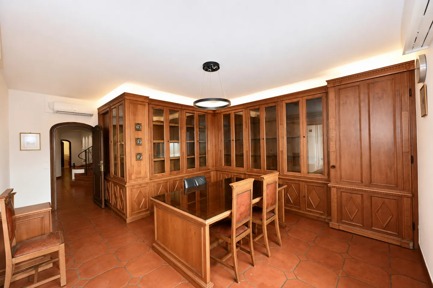 Elegante Villa mit Innenpool und Großem Grundstück in Vezia - Foto 11 von 28
