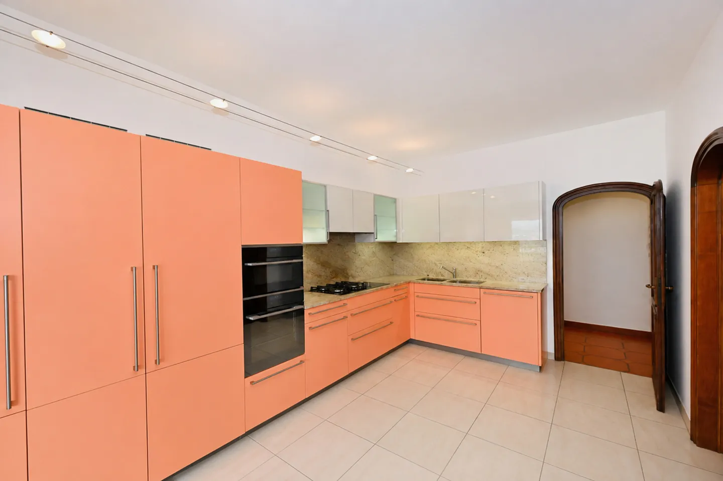 Elegante Villa mit Innenpool und Großem Grundstück in Vezia - Foto 13 von 28