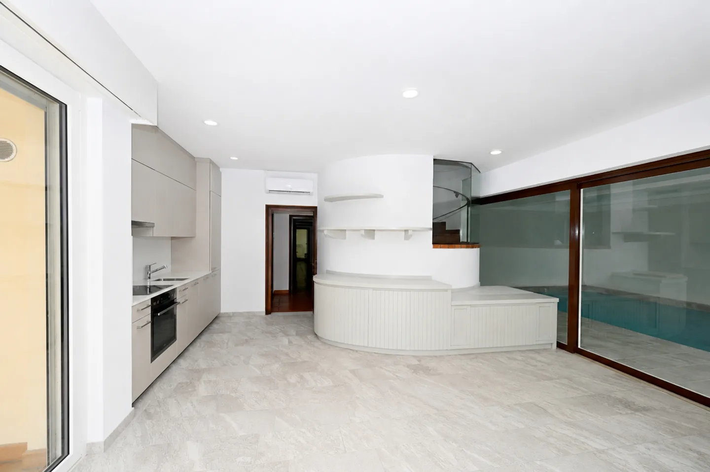 Elegante Villa mit Innenpool und Großem Grundstück in Vezia - Foto 23 von 28