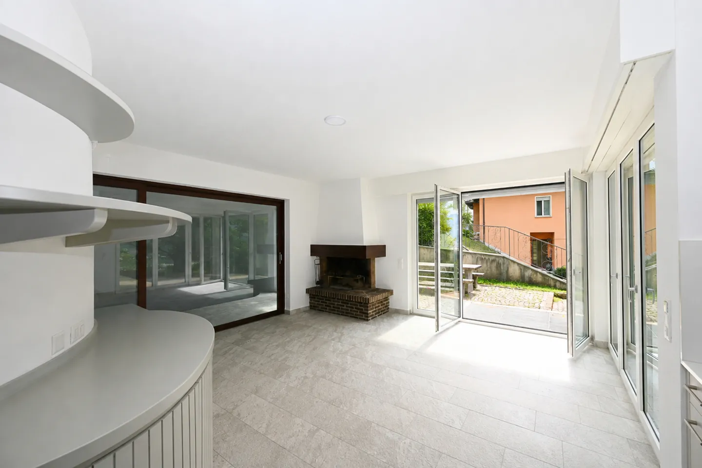 Elegante Villa mit Innenpool und Großem Grundstück in Vezia - Foto 24 von 28