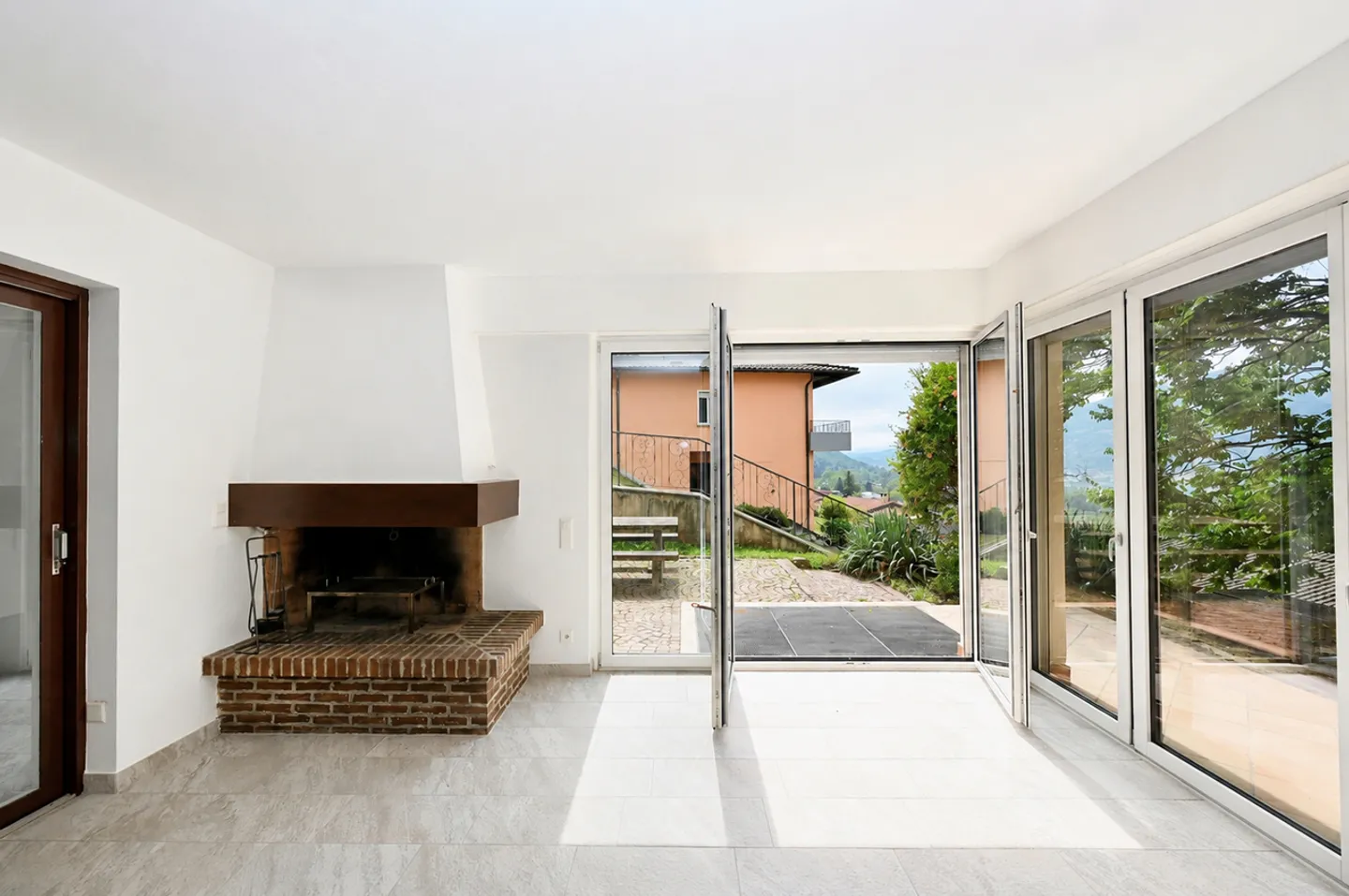 Elegante Villa mit Innenpool und Großem Grundstück in Vezia - Foto 25 von 28