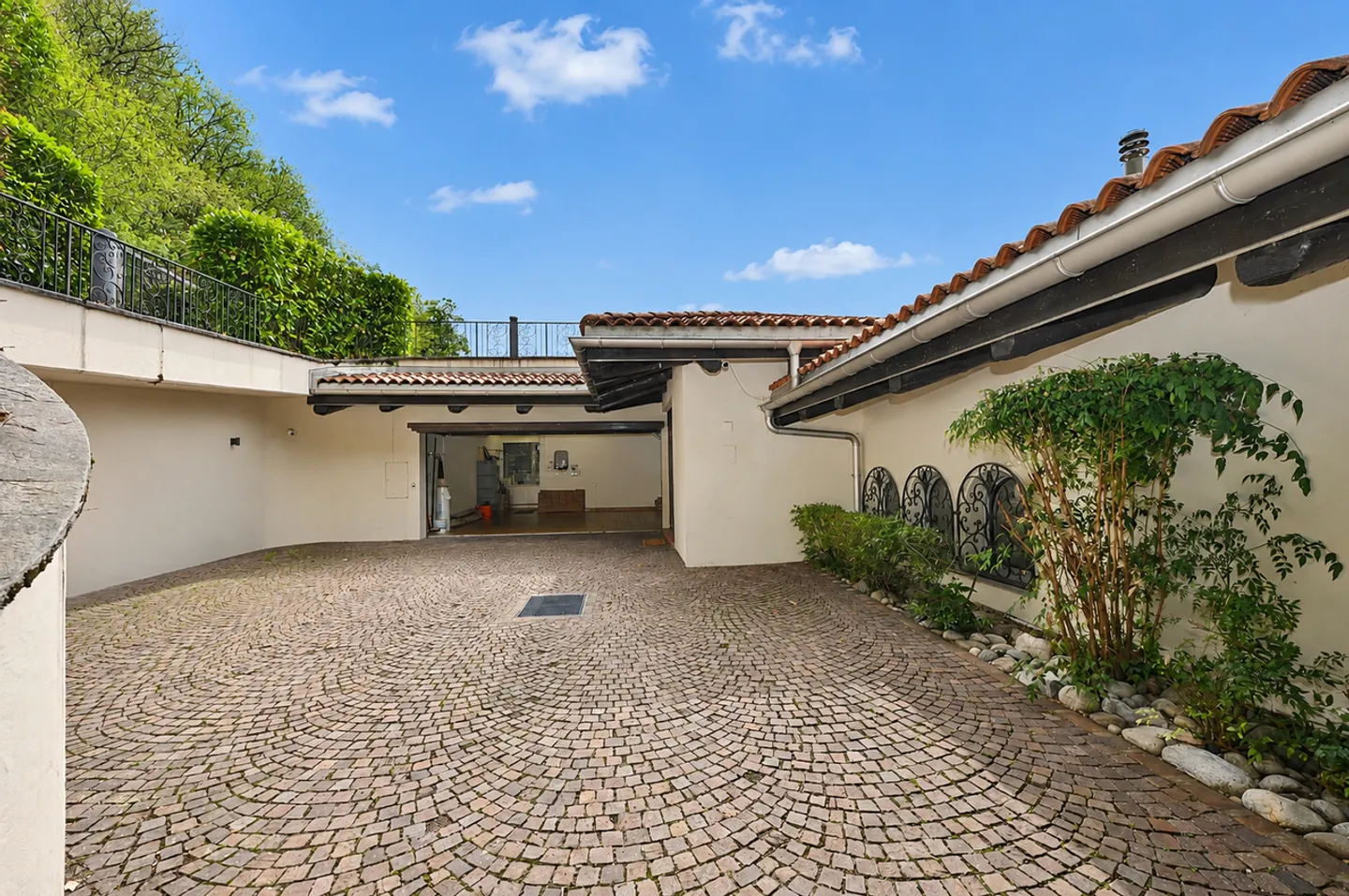 Elegante Villa mit Innenpool und Großem Grundstück in Vezia - Foto 26 von 28
