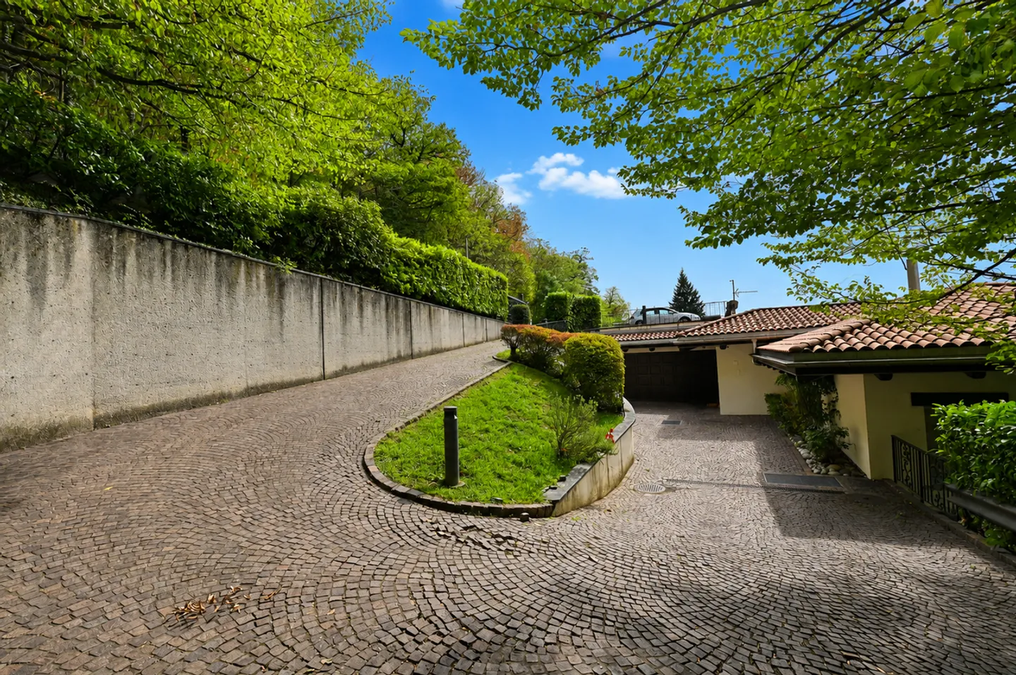 Elegante Villa mit Innenpool und Großem Grundstück in Vezia - Foto 27 von 28