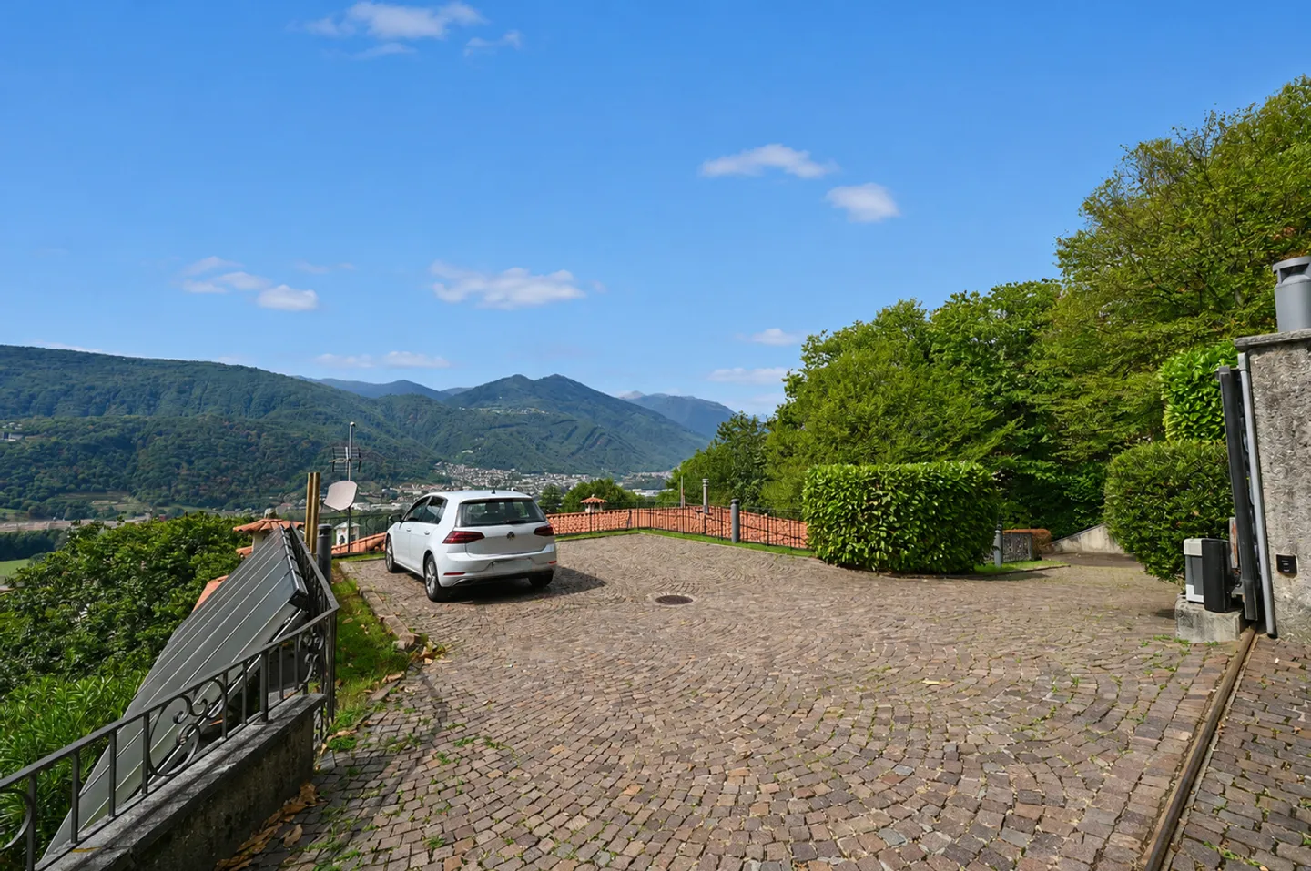 Elegante Villa mit Innenpool und Großem Grundstück in Vezia - Foto 28 von 28