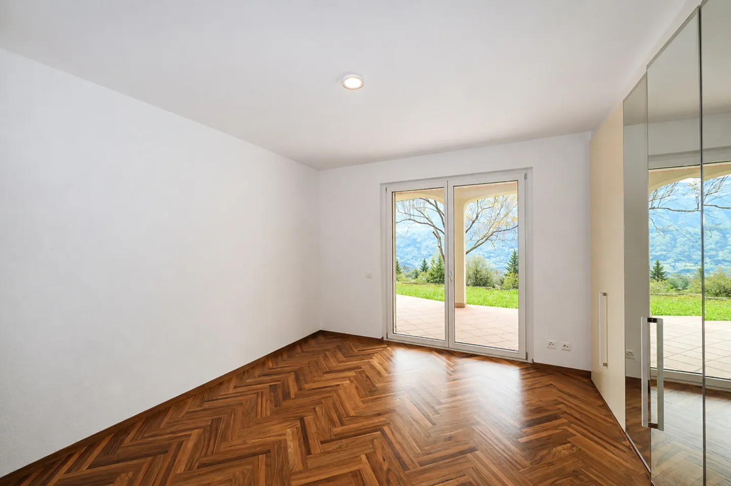 Elegante Villa mit Innenpool und Großem Grundstück in Vezia - Foto 16 von 28